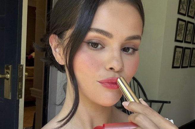 Selena Gomez na poti na poroko Taylor Swift sprožila lepotno norijo: izdelek iz njenih ustnic zdaj prihaja v trgovine