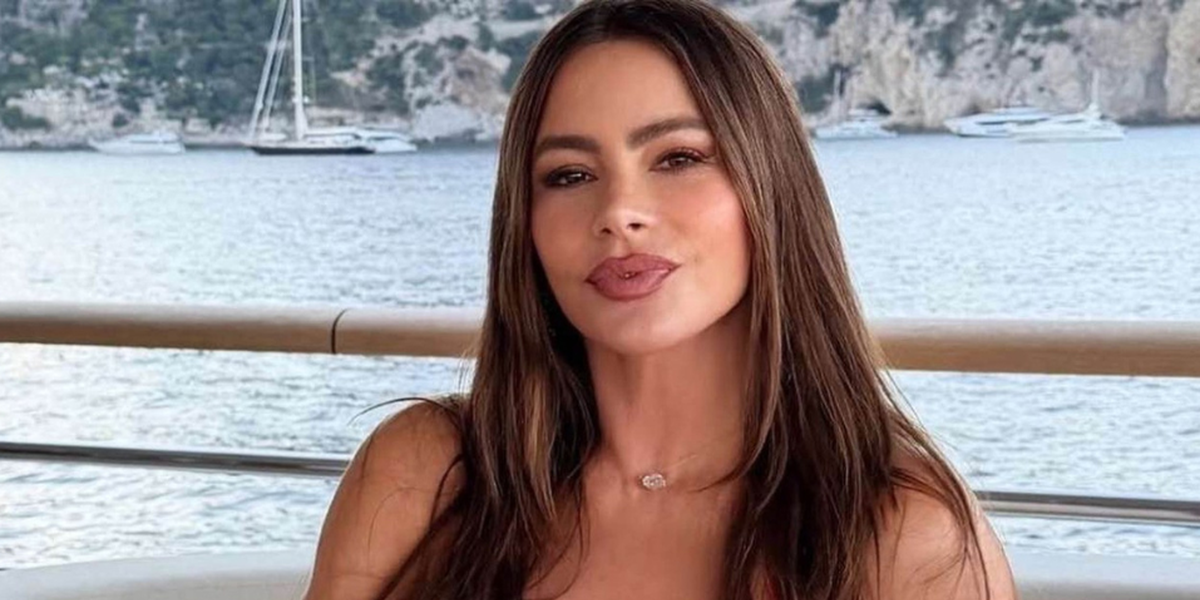 Njen poletni videz je prava paša za oči: Sofia Vergara v očarljivi pregrešno dragi obleki ukradla vse poglede