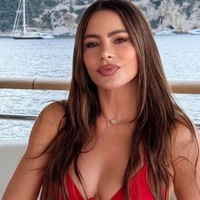 Njen poletni videz je prava paša za oči: Sofia Vergara v očarljivi pregrešno dragi obleki ukradla vse poglede