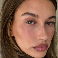 Športna majica še nikoli ni bila videti tako elegantno (Hailey Bieber razkrila popolno kombinacijo)