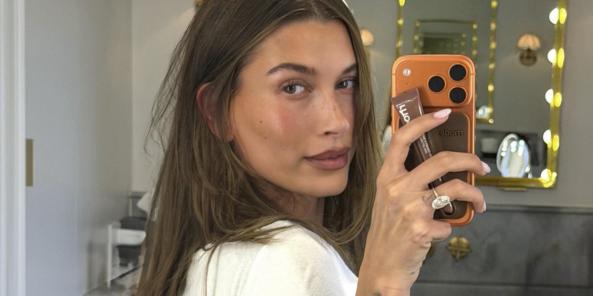 Športna majica še nikoli ni bila videti tako šik (Hailey Bieber razkrila popolno kombinacijo)