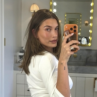 Športna majica še nikoli ni bila videti tako šik (Hailey Bieber razkrila popolno kombinacijo)
