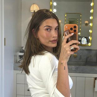 Športna majica še nikoli ni bila videti tako šik (Hailey Bieber razkrila popolno kombinacijo)
