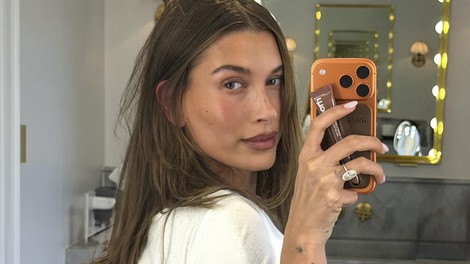 Športna majica še nikoli ni bila videti tako šik (Hailey Bieber razkrila popolno kombinacijo)