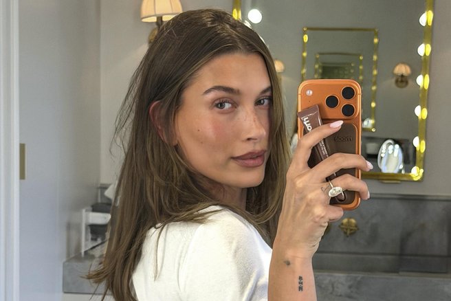 Športna majica še nikoli ni bila videti tako šik (Hailey Bieber razkrila popolno kombinacijo)