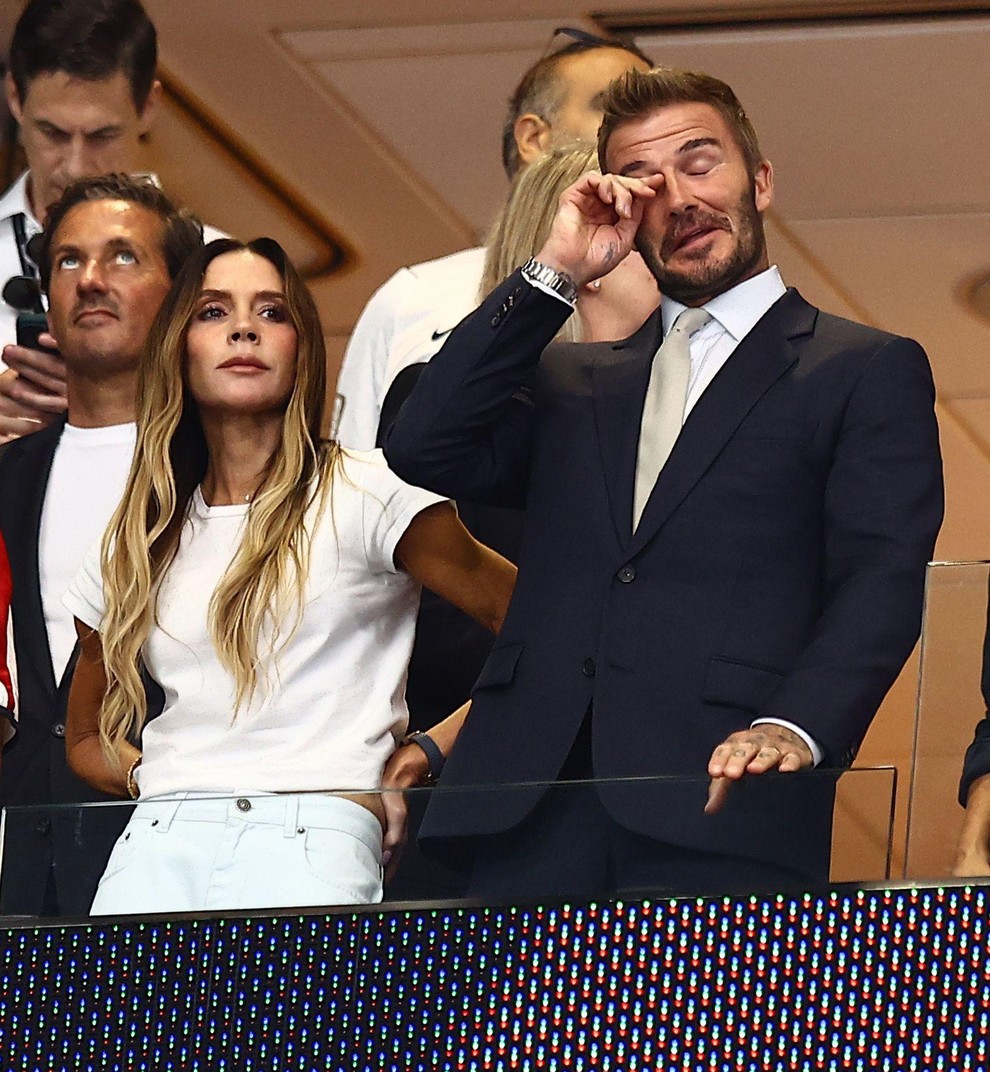 Victoria Beckham se je finalne tekme svetovnega prvenstva 2026 med Španijo in Argentino udeležila v družbi Davida Beckhama in sinov …