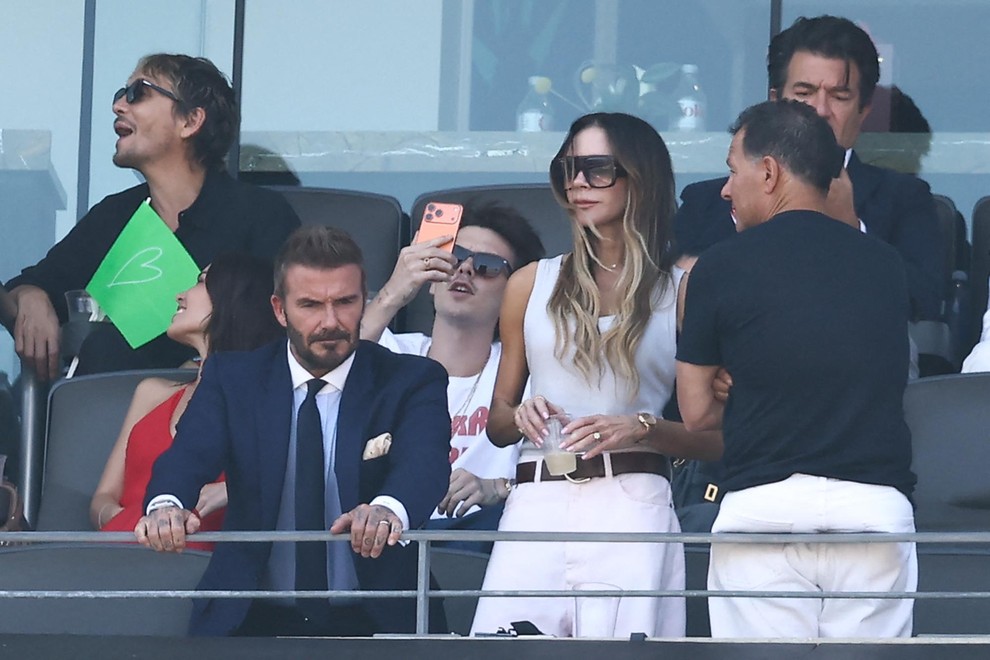 Victoria Beckham za finale SP 2026 izbrala minimalistično kombinacijo, ki jo z lahkoto poustvarite to poletje
