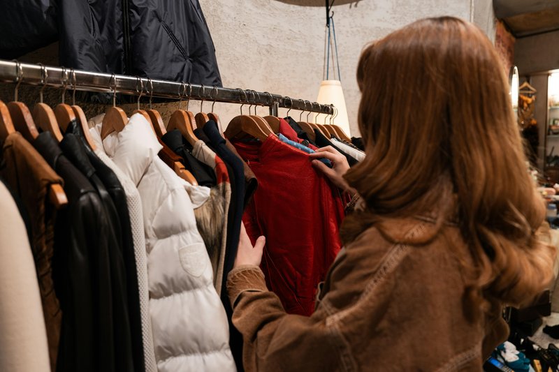 Če kupujete v second hand trgovinah, verjetno počnete to eno napako (in zato ne najdete noro dobrih kosov)