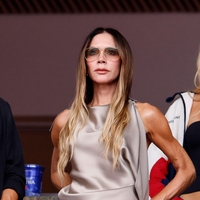 Kako nositi široke hlače po 40. letu (po receptu Victorie Beckham)