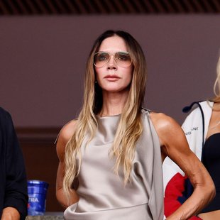 Kako nositi široke hlače po 40. letu (po receptu Victorie Beckham)