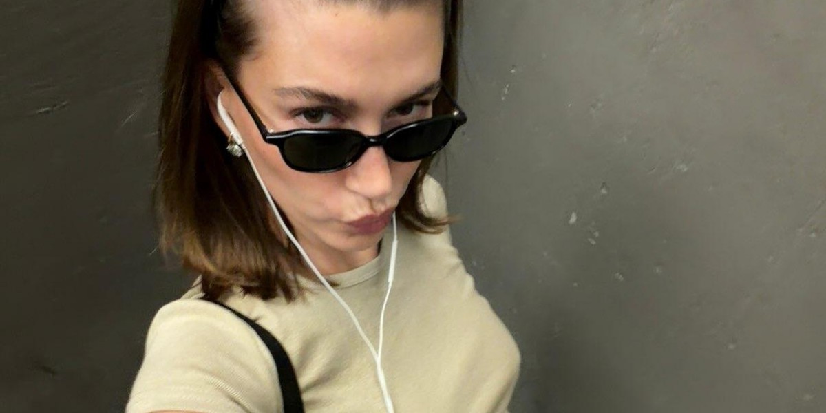 Hailey Bieber v modo vrnila pozabljen dodatek iz 90-ih, ki stane 5 evrov