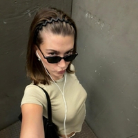 Hailey Bieber v modo vrnila pozabljen dodatek iz 90-ih, ki stane 5 evrov