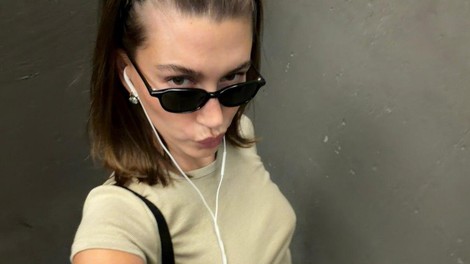 Hailey Bieber v modo vrnila pozabljen dodatek iz 90-ih, ki stane 5 evrov