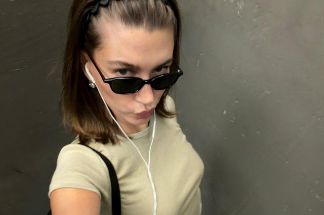 Hailey Bieber v modo vrnila pozabljen dodatek iz 90-ih, ki stane 5 evrov