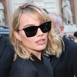 Komplet, ki spominja na spalno srajco: Margot Robbie pokazala, kako ga nositi na šik način