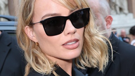 Komplet, ki spominja na spalno srajco: Margot Robbie pokazala, kako ga nositi na šik način