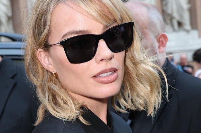 Komplet, ki spominja na spalno srajco: Margot Robbie pokazala, kako ga nositi na šik način