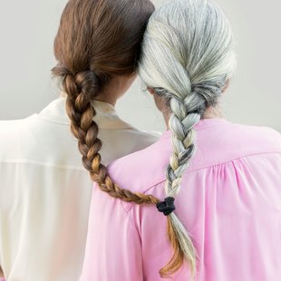 Bi to lahko povrnilo naravno barvo sivim lasem? Dermatolog razkriva novo raziskavo