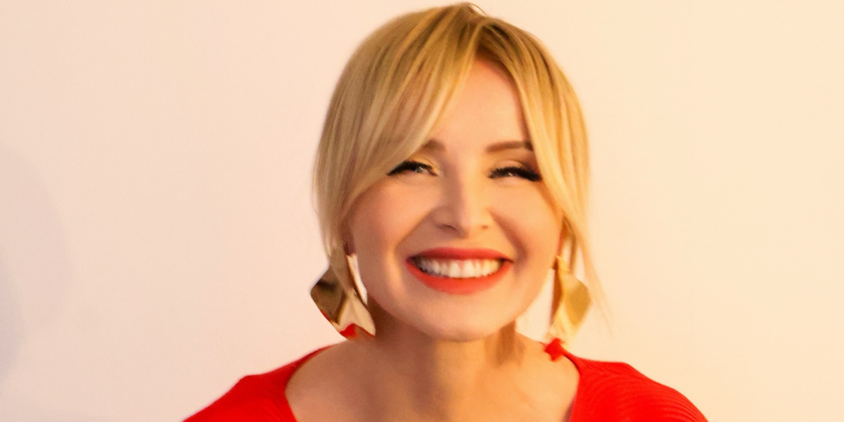 Danijela Martinović navdušila v poletni opravi, ki ji je pisana na kožo (našli smo podobne modele)