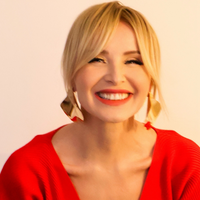 Danijela Martinović navdušila v poletni opravi, ki ji je pisana na kožo (našli smo podobne modele)