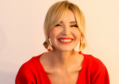Danijela Martinović navdušila v poletni opravi, ki ji je pisana na kožo (našli smo podobne modele)
