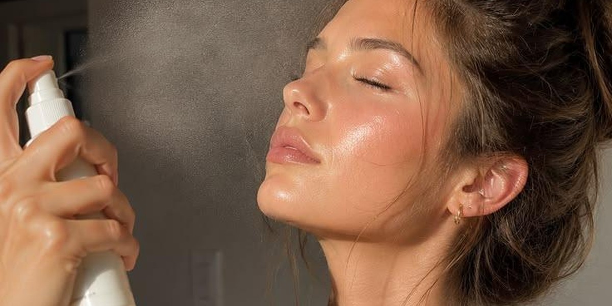SPF meglice so najlažji način za obnovitev sončne zaščite čez ličila (a obstaja napaka, ki jo dela skoraj vsaka)