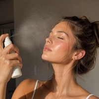 SPF meglice so najlažji način za obnovitev sončne zaščite čez ličila (a obstaja napaka, ki jo dela skoraj vsaka)