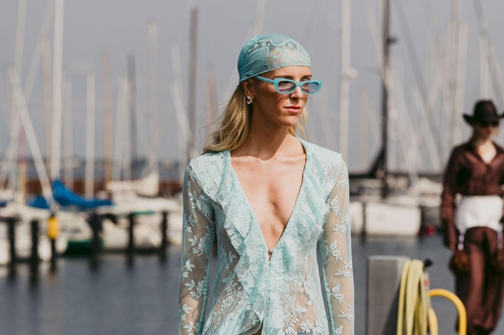 Zara ima mini obleko, ki je videti odlično tudi brez posebnega stiliziranja (foto: Profimedia)