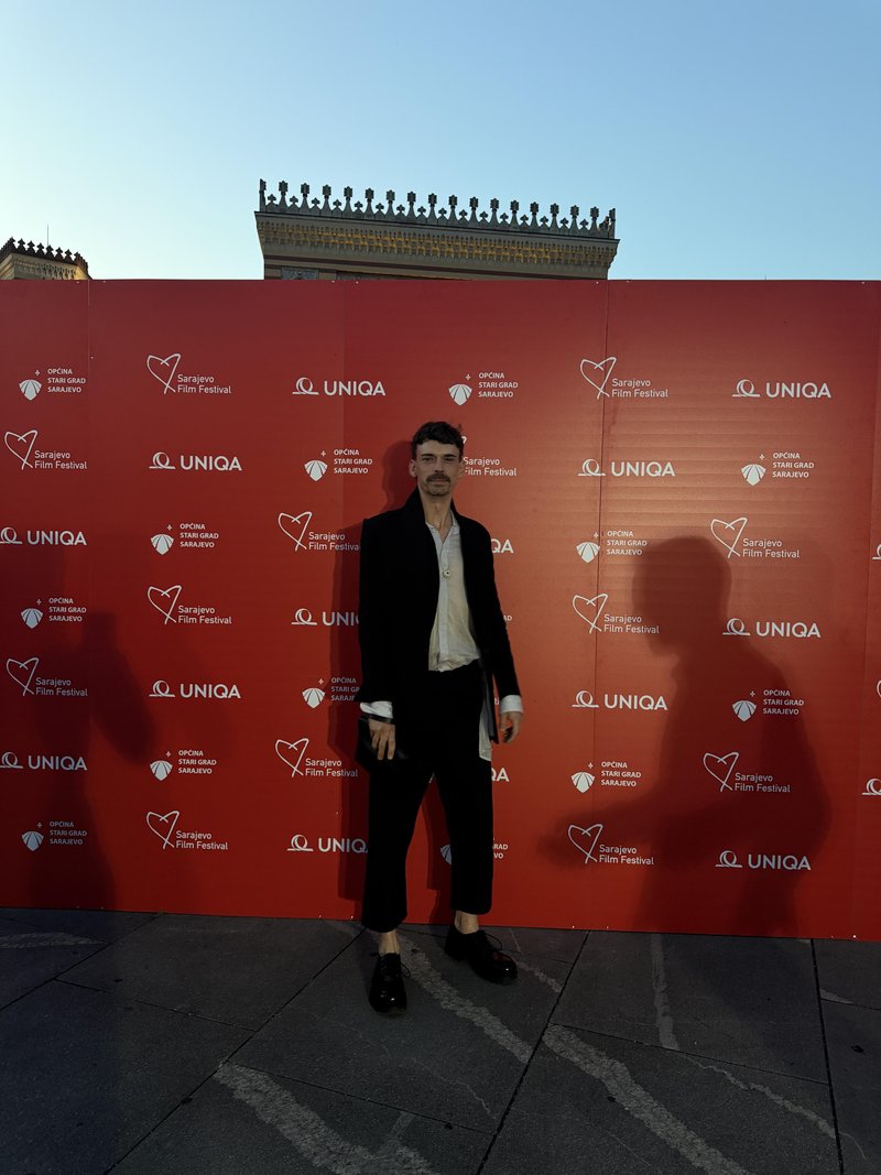 Ta stajling priznanega slovenskega igralca je bil v Sarajevu oklican za enega najboljših moških videzov letošnjega filmskega festivala!