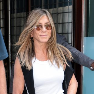 Jennifer Aniston poleti prisega na to obutev (manj je več)