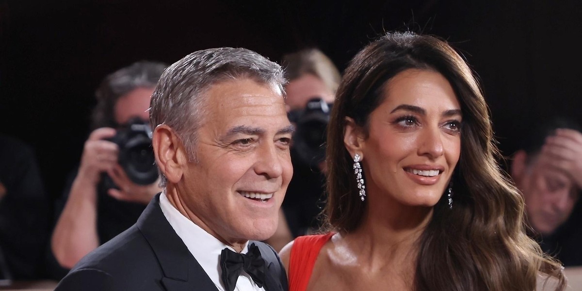 Trik Amal Clooney za neukrotljive lase: tako bodo vedno izgledali sijoče in brez razmršenosti