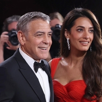 Trik Amal Clooney za neukrotljive lase: tako bodo vedno izgledali sijoče in brez razmršenosti