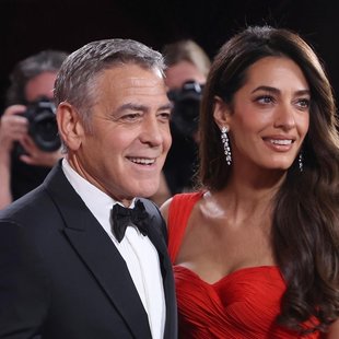 Trik Amal Clooney za neukrotljive lase: tako bodo vedno izgledali sijoče in brez razmršenosti