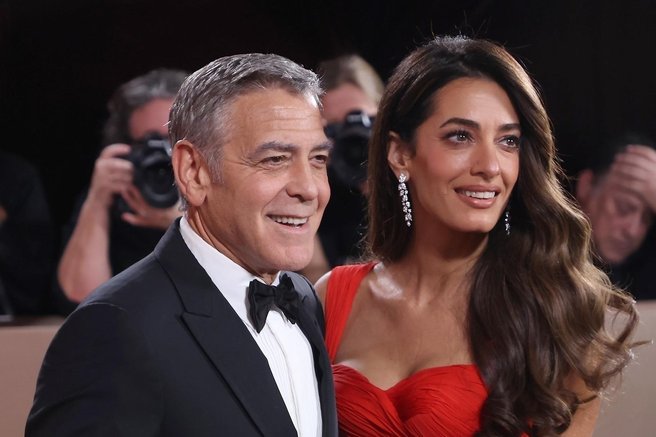 Trik Amal Clooney za neukrotljive lase: tako bodo vedno izgledali sijoče in brez razmršenosti