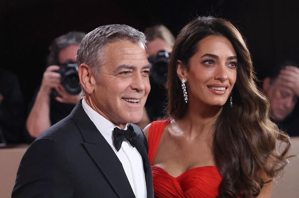 Trik Amal Clooney za neukrotljive lase: tako bodo vedno izgledali sijoče in brez razmršenosti (foto: Profimedia)