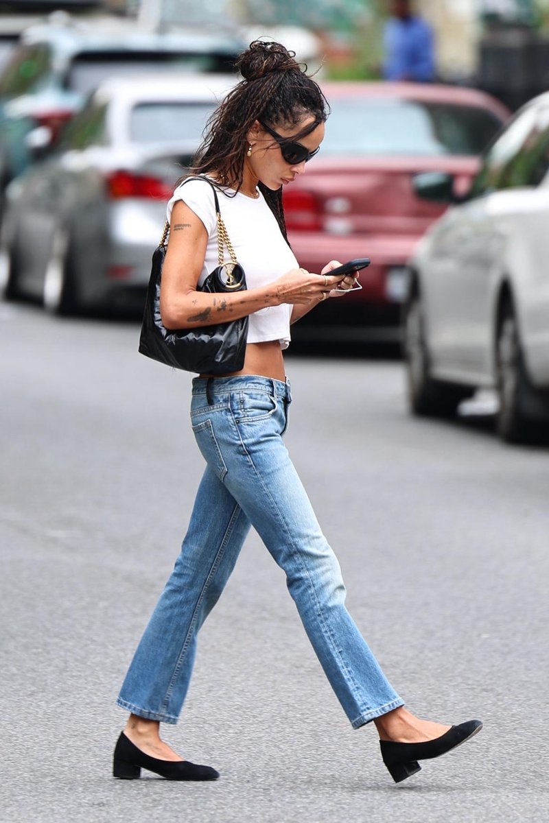 Pozabljen kroj kavbojk se vrača na ulice, obožuje ga tudi Zoë Kravitz