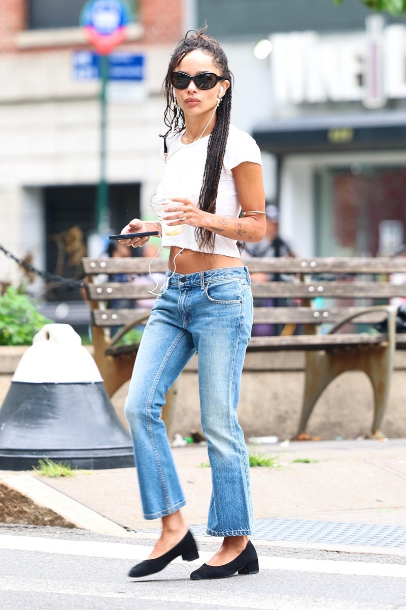Pozabljen kroj kavbojk se vrača na ulice, obožuje ga tudi Zoë Kravitz