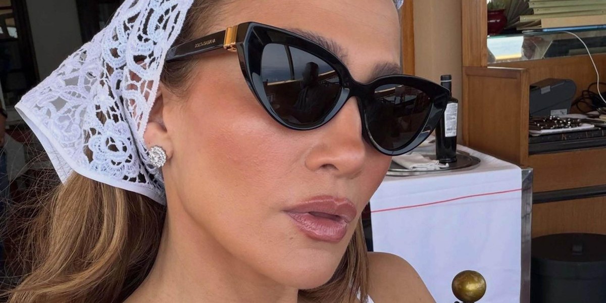 Bela obleka z vezenimi detajli je hit avgusta, upreti se ji ni mogla niti Jennifer Lopez