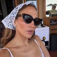 Bela obleka z vezenimi detajli je hit avgusta, upreti se ji ni mogla niti Jennifer Lopez