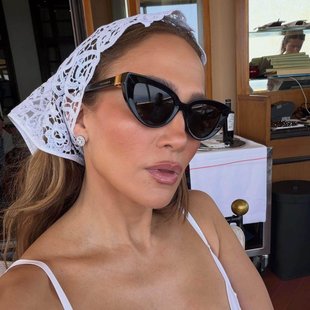 Bela obleka z vezenimi detajli je hit avgusta, upreti se ji ni mogla niti Jennifer Lopez
