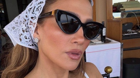 Bela obleka z vezenimi detajli je hit avgusta, upreti se ji ni mogla niti Jennifer Lopez
