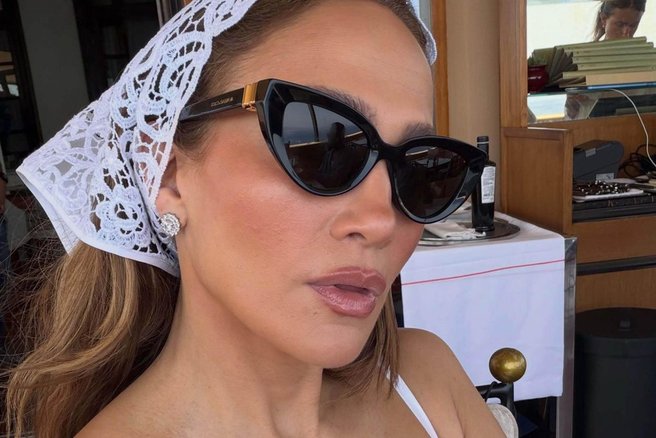 Bela obleka z vezenimi detajli je hit avgusta, upreti se ji ni mogla niti Jennifer Lopez