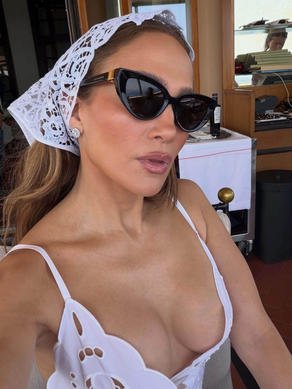 Bela obleka z vezenimi detajli je hit avgusta, upreti se ji ni mogla niti Jennifer Lopez (foto: Profimedia)
