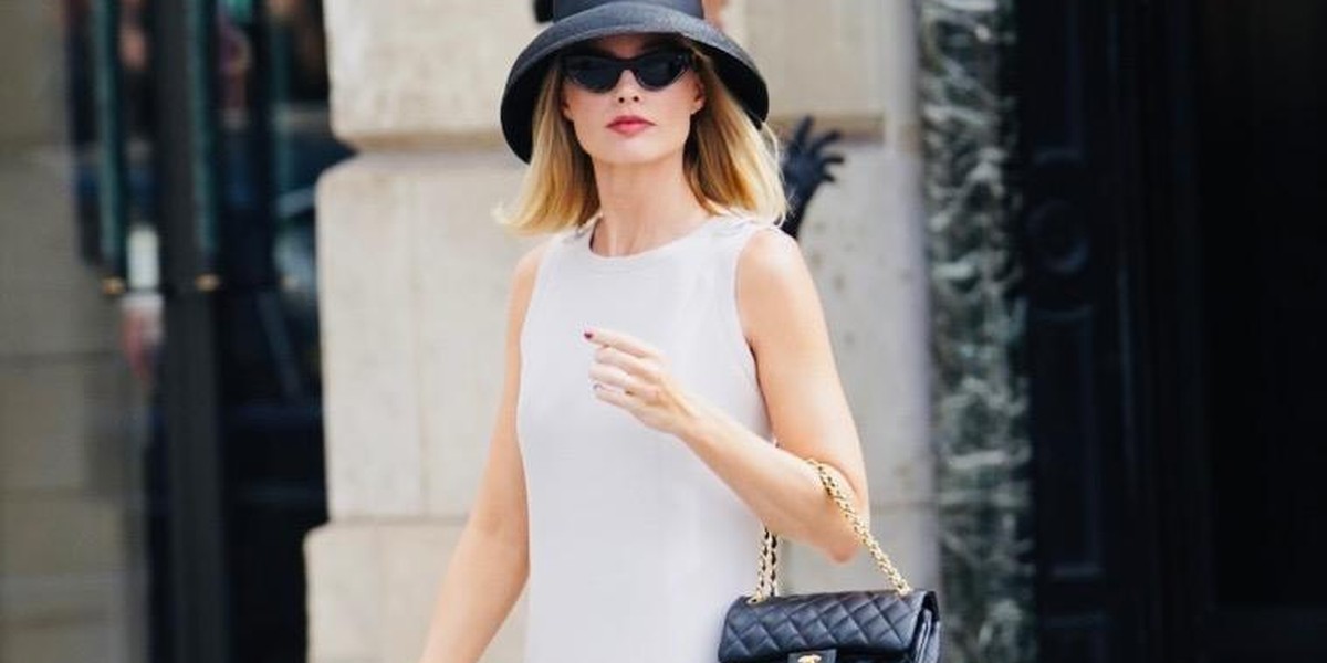 Minimalistična kombinacija v francoskem stilu, ki jo obožuje Margot Robbie