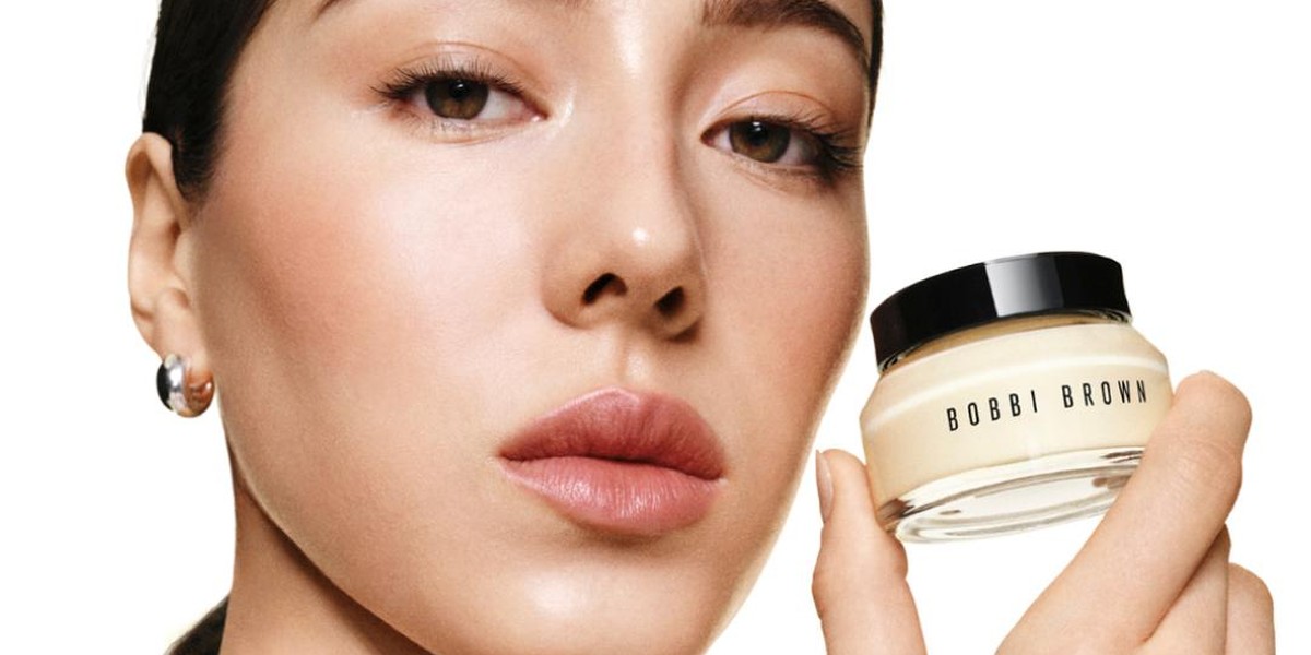 Znamka Bobbi Brown prenovila svojo najbolj kultno kremo (za še bolj navlažen in naraven videz kože)