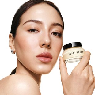 Znamka Bobbi Brown prenovila svojo najbolj kultno kremo (za še bolj navlažen in naraven videz kože)