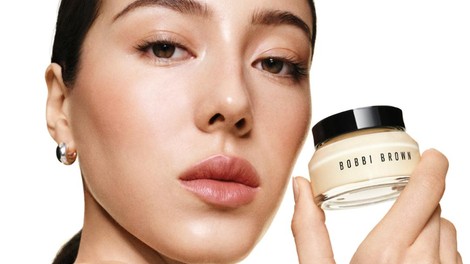 Znamka Bobbi Brown prenovila svojo najbolj kultno kremo (za še bolj navlažen in naraven videz kože)