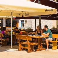"Zapustite restavracijo!" Natakarja na Krku razjezilo naročilo turistov, brez oklevanja jim je pokazal vrata