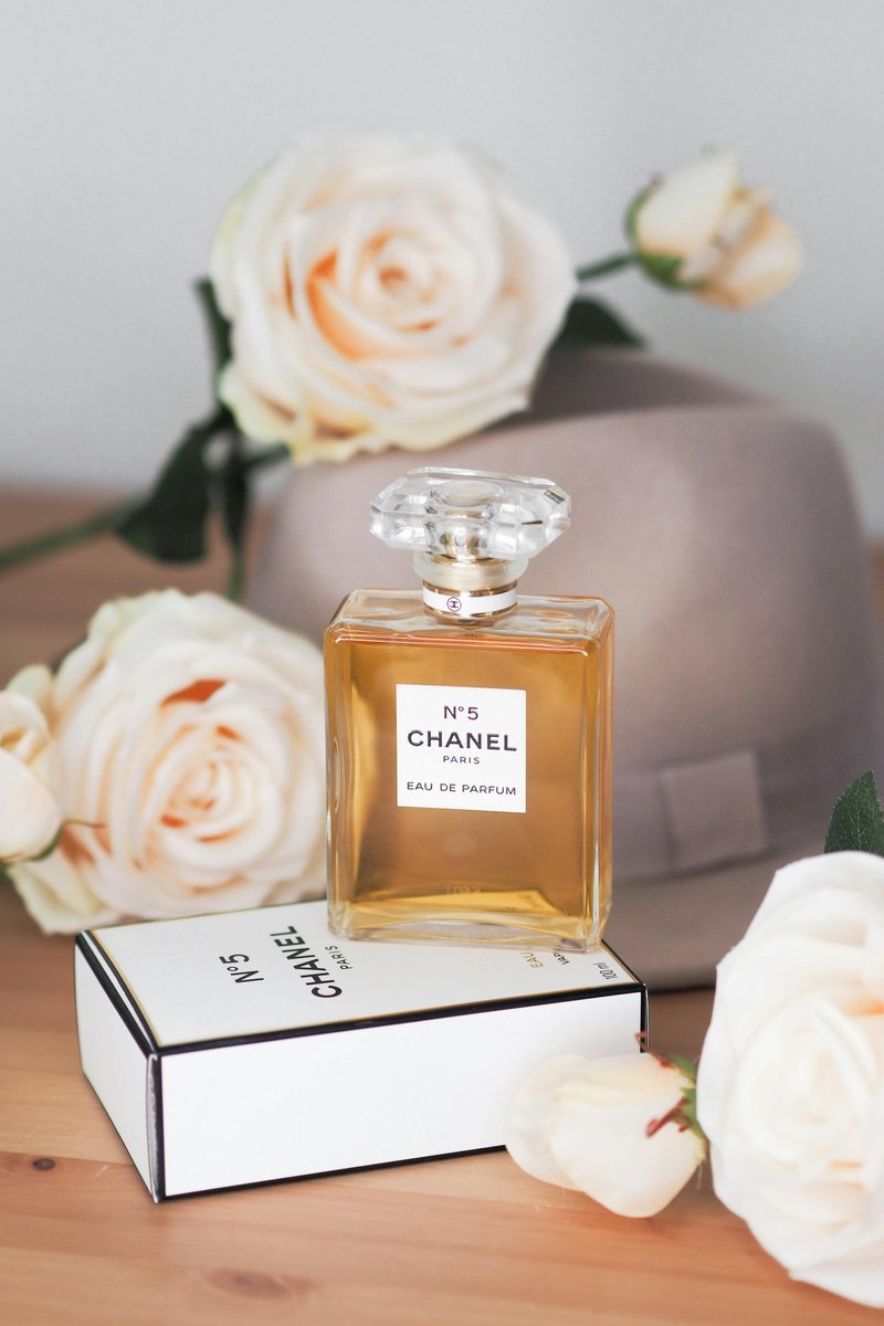 Razglašen za najboljši ženski parfum vseh časov: uteleša čisto eleganco, obožujejo ga tudi Slovenke