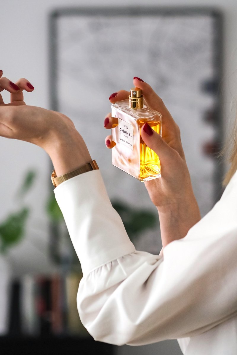Razglašen za najboljši ženski parfum vseh časov: uteleša čisto eleganco, obožujejo ga tudi Slovenke
